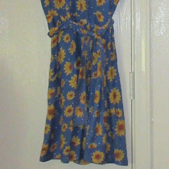 Medium Short Sleeve Blue Sunflower Romper - Picture 5 of 5